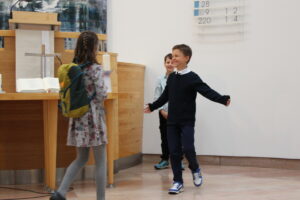 Kinder spielen Anspiel