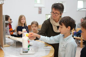 Kinder entzünden Kerzen